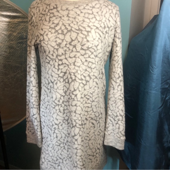 Lou & Grey Dresses & Skirts - Lou & Grey size M long sleeve textured dress. EUC